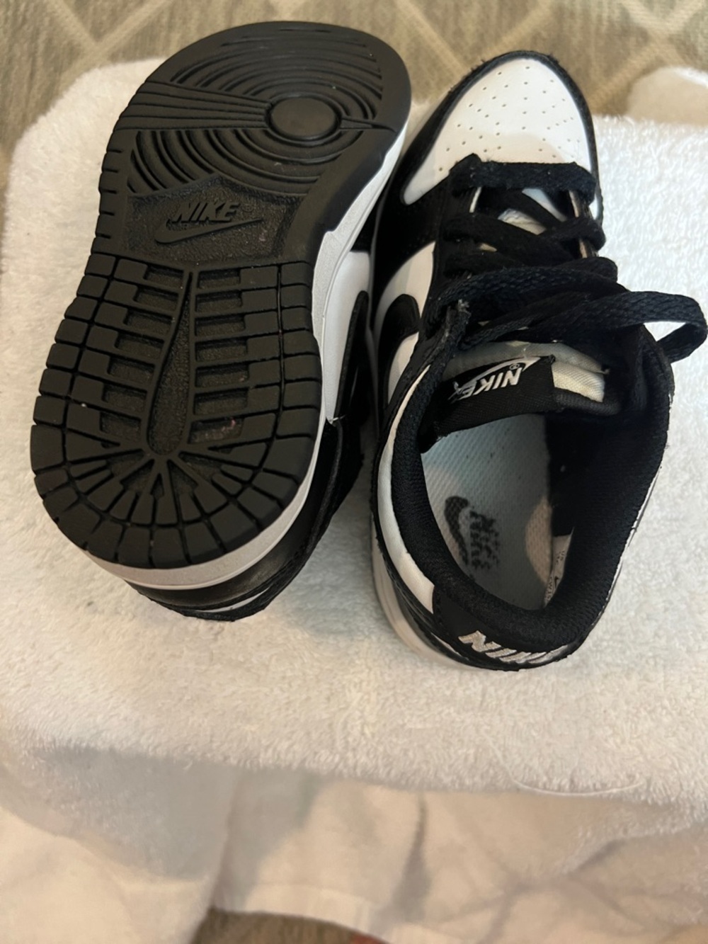 Nike Kids Black and White Low-Top Sneakers - Picture 5 of 8